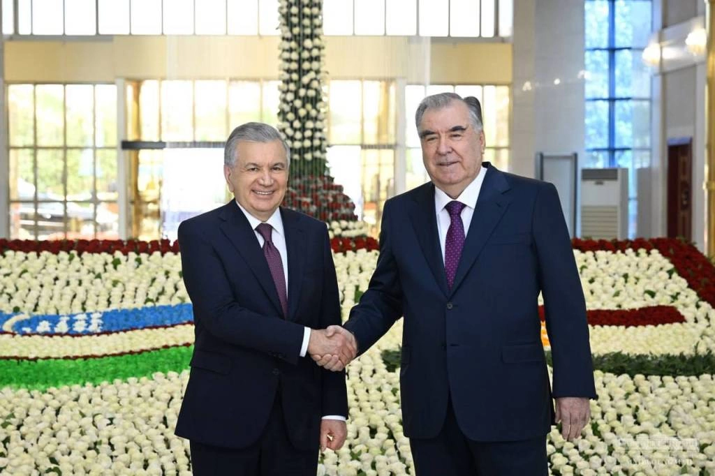 The President of the Republic of Uzbekistan arrives in Dushanbe